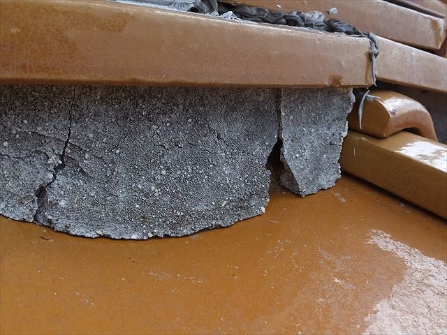 漆喰が劣化してひび割れ